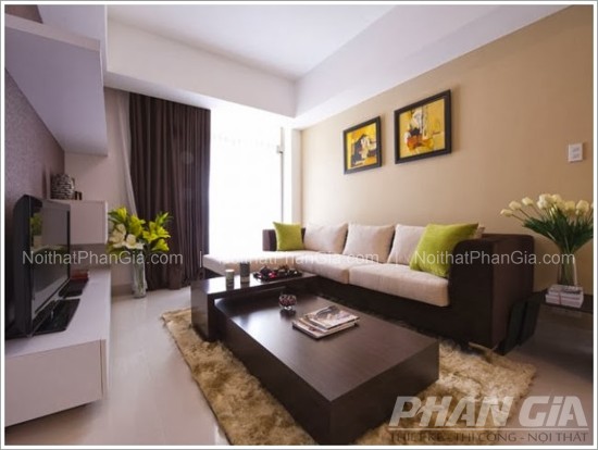 Phòng khách phong cách Châu Âu với sofa kem, bàn trà gỗ thấp và thảm lông