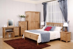 Thiết kế phòng ngủ phong cách cổ điển đẹp 4 Phòng ngủ cổ điển với nội thất gỗ sáng gồm giường, tủ và bàn trang điểm
