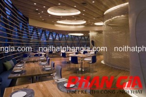 Nội thất nhà hàng gỗ sang trọng với bàn ăn, trần đèn tròn và vách cong