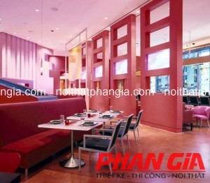 Không gian nhà hàng tông hồng với ghế sofa băng, bàn ăn và vách ngăn ô vuông