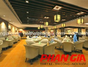 Nội thất nhà hàng sang trọng, ghế bọc trắng xếp đều, đèn treo ánh sáng ấm