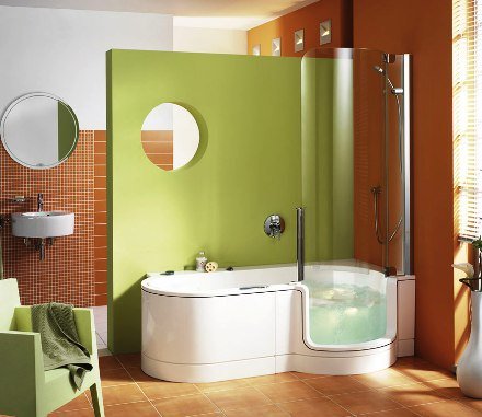 Thiết kế phòng tắm đẹp 4 Phòng tắm màu xanh-cam với vách ngăn xanh và bồn tắm góc trắng có cabin kính