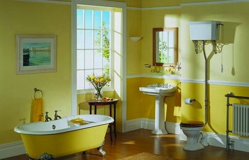 Thiết kế phòng tắm đẹp 5 Phòng tắm tông vàng với bồn tắm chân rồng, lavabo và cửa sổ sáng