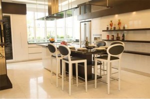 Bếp đảo hiện đại màu đen với ghế khung trắng, cửa sổ lớn đón sáng tự nhiên