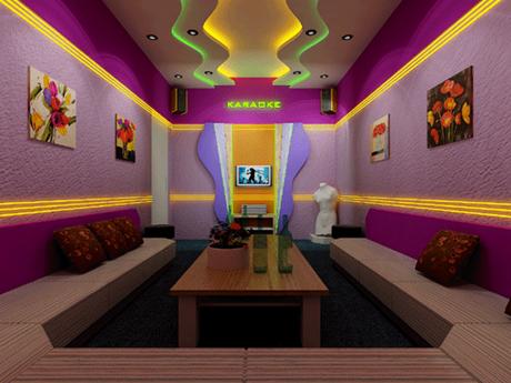 Phòng karaoke VIP tông tím với đèn trần uốn lượn và ghế băng dài hai bên