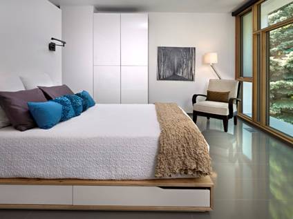 SUNRISE CITY- phong cách châu âu cho cư dân năng động 5 Phòng ngủ hiện đại với giường trắng, gối xanh và xám, cửa sổ kính lớn đón sáng