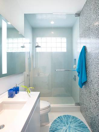 SUNRISE CITY- phong cách châu âu cho cư dân năng động 7 Phòng tắm hiện đại tông xanh dương với buồng tắm kính, lavabo và khăn tắm