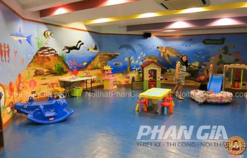 Khu vui chơi trong nhà chủ đề đại dương với tranh tường, nhà chơi và đồ chơi nhựa