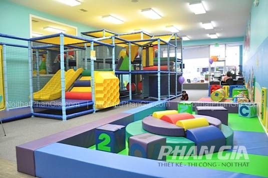 Khu vui chơi trẻ em liên hoàn trong nhà với cầu trượt và khối mút màu