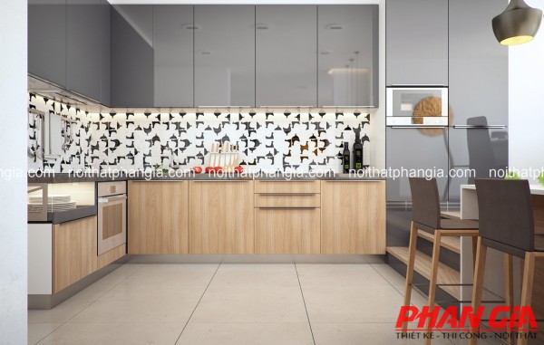 Bếp căn hộ hiện đại gam xám trầm, tủ dưới vân gỗ, ốp họa tiết và ghế quầy