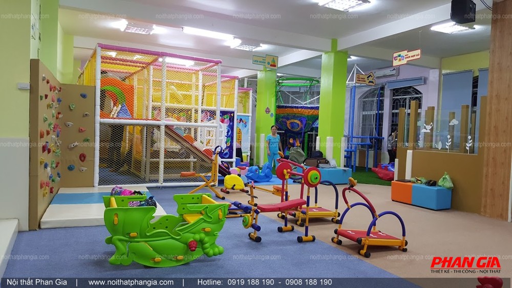 Khu vui chơi trẻ em trong nhà với cầu trượt, nhà liên hoàn và đồ chơi mềm màu sắc