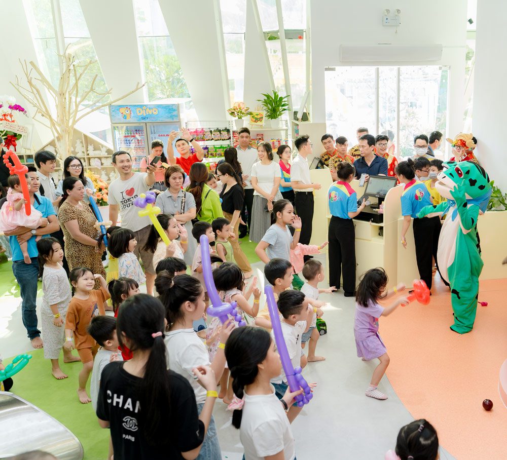 Nhân viên vận hành kiểm tra bảng điều khiển điện và chụp ảnh nghiệm thu