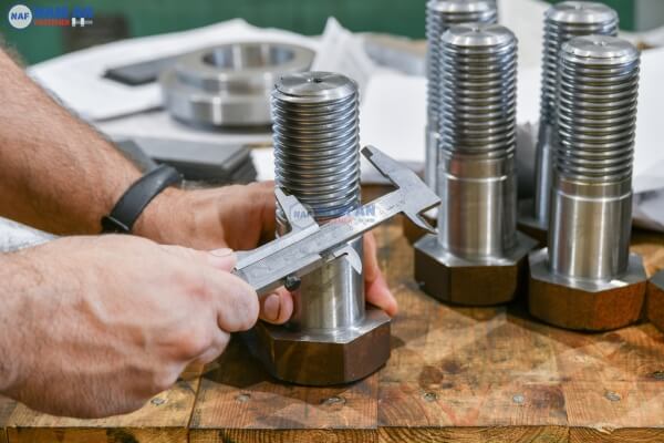Chi tiết lắp đặt ốc vít và buộc dây an toàn cho đèn treo