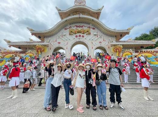 Thiết kế khu vui chơi mùa cao điểm: luồng khách, vật liệu và vận hành 1 Khu vui chơi trong trung tâm thương mại với lối vào và lối ra tách biệt