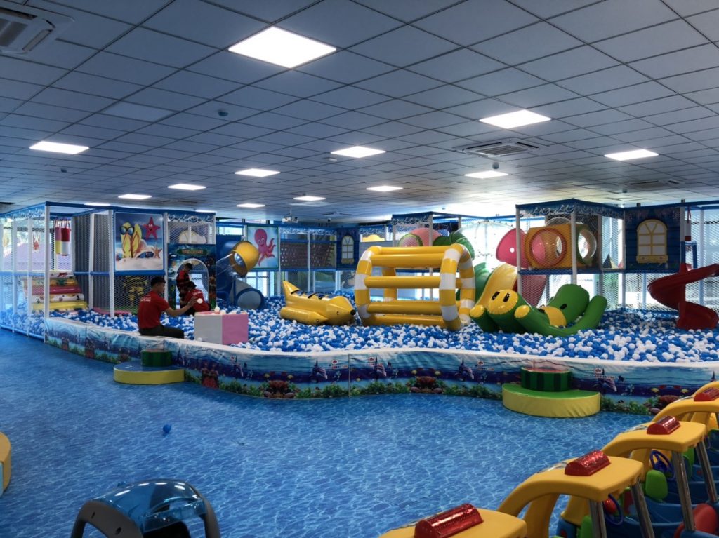 Thiết kế khu vui chơi Sơn La: 7 dự án thực tế 1 Trẻ em chơi tại khu Playtopia Mộc Châu - ví dụ thiết kế ngoài trời