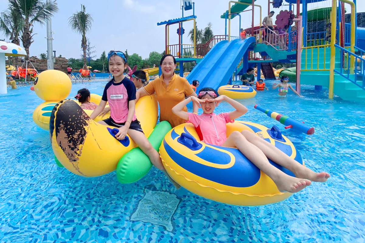 Thiết kế khu vui chơi Tuyên Quang: an toàn và bền, dễ bảo trì 1 Khu vui chơi trong trung tâm thương mại với sàn mút và khu chờ phụ huynh