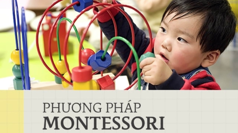 Thiết kế lớp Montessori: môi trường chuẩn bị cho trẻ 1 Lớp học Montessori với kệ mở thấp và khu đọc sáng tự nhiên