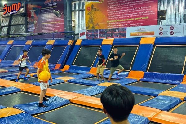Sân bóng né bạt nhún modular với lưới trung tâm và padding bảo vệ