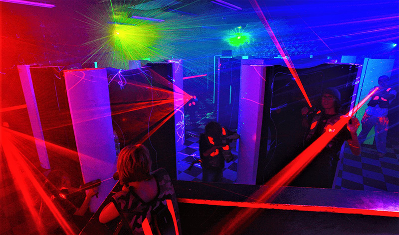 Bố trí đấu trường laser với phân khu vest, briefing và arena