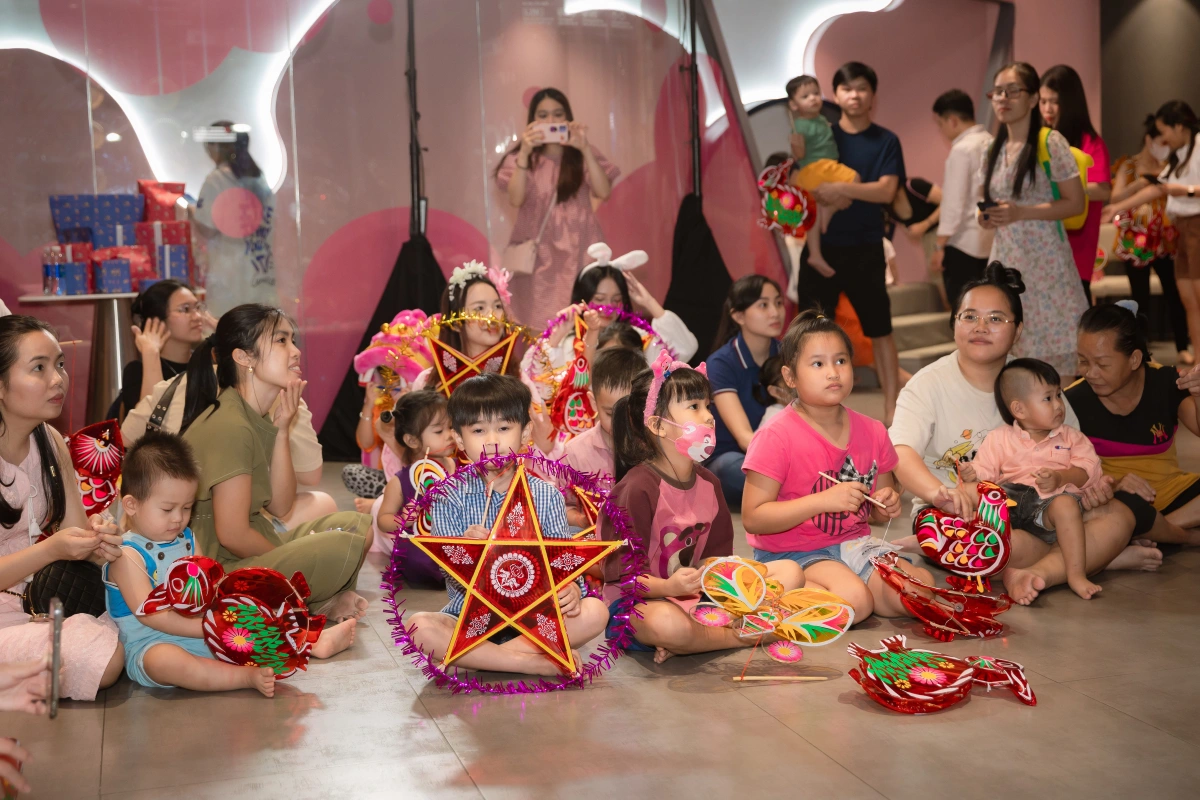 Địa điểm Trung thu 2026 cho gia đình: 6 lựa chọn an toàn & tiện lợi 2 Gia đình tham dự lễ hội Trung thu tại khu vui chơi