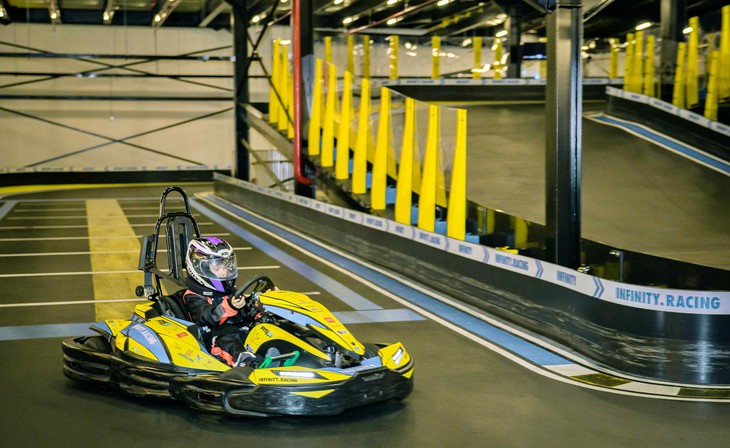 Go-kart: Thiết kế, vận hành và chi phí cho chủ đầu tư 1 Go-kart trên đường đua indoor