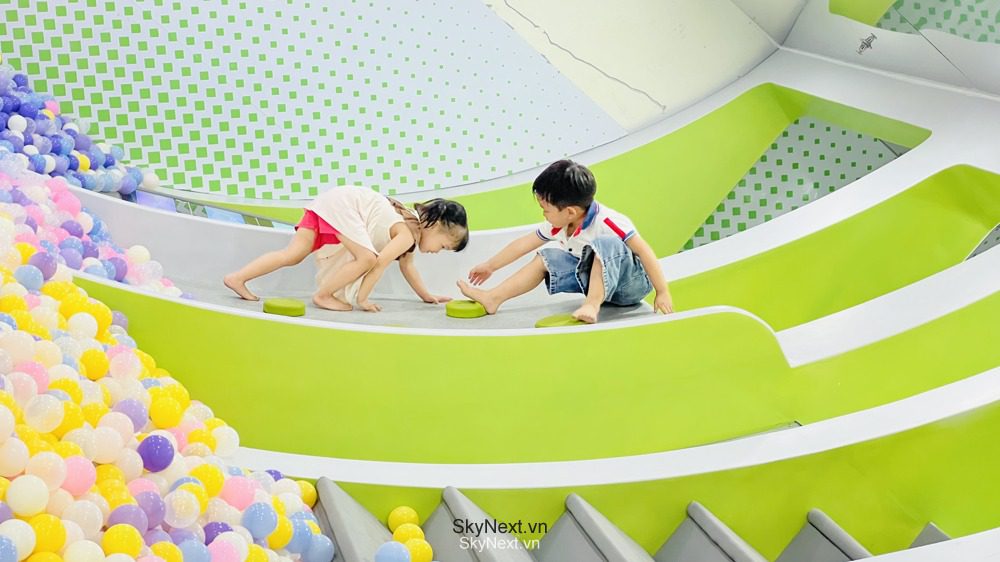 Không gian khu vui chơi trẻ em trong nhà với khu vận động và nhà bóng