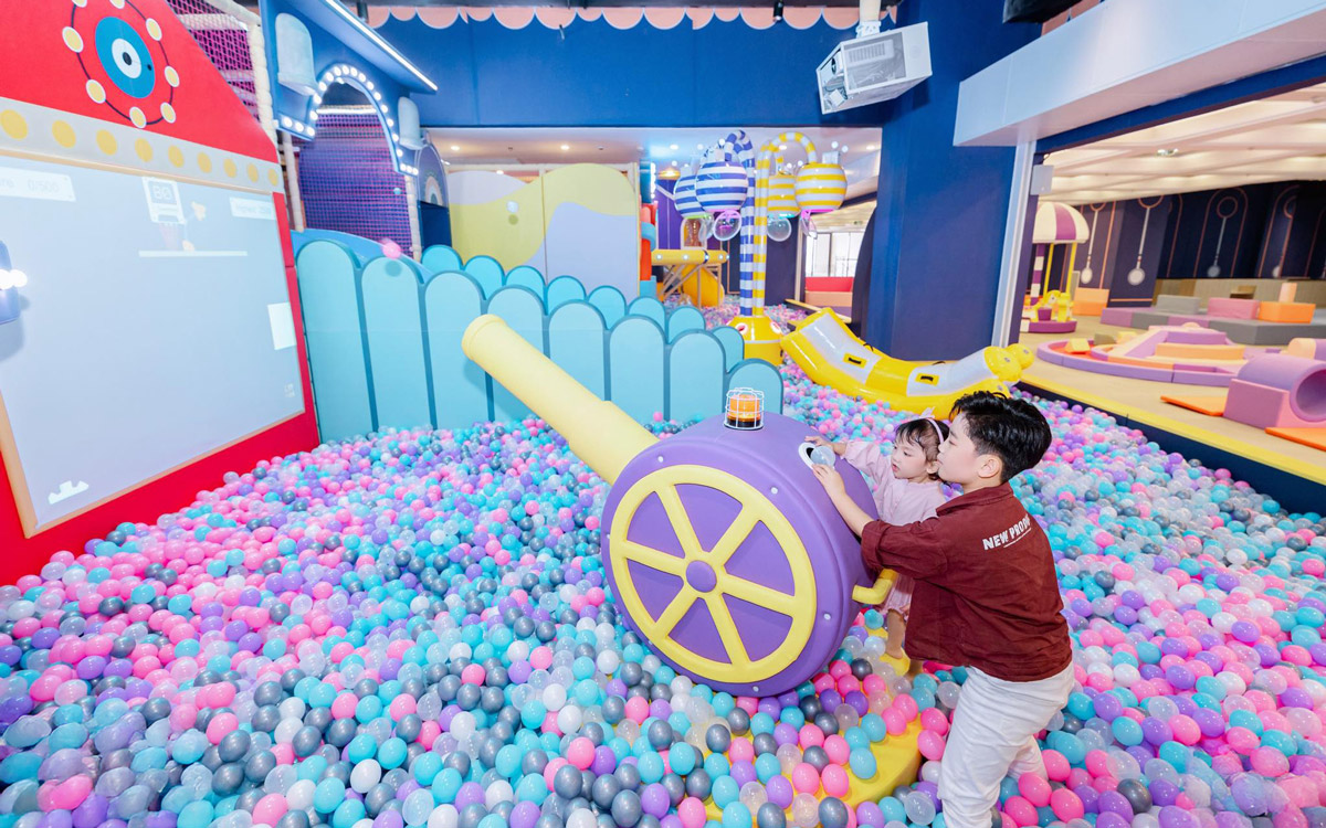 Trẻ em chơi trong khu vui chơi tại Vincom Plaza Vinh