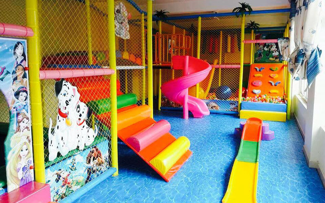 Gia đình đang vui chơi tại khu vui chơi trẻ em