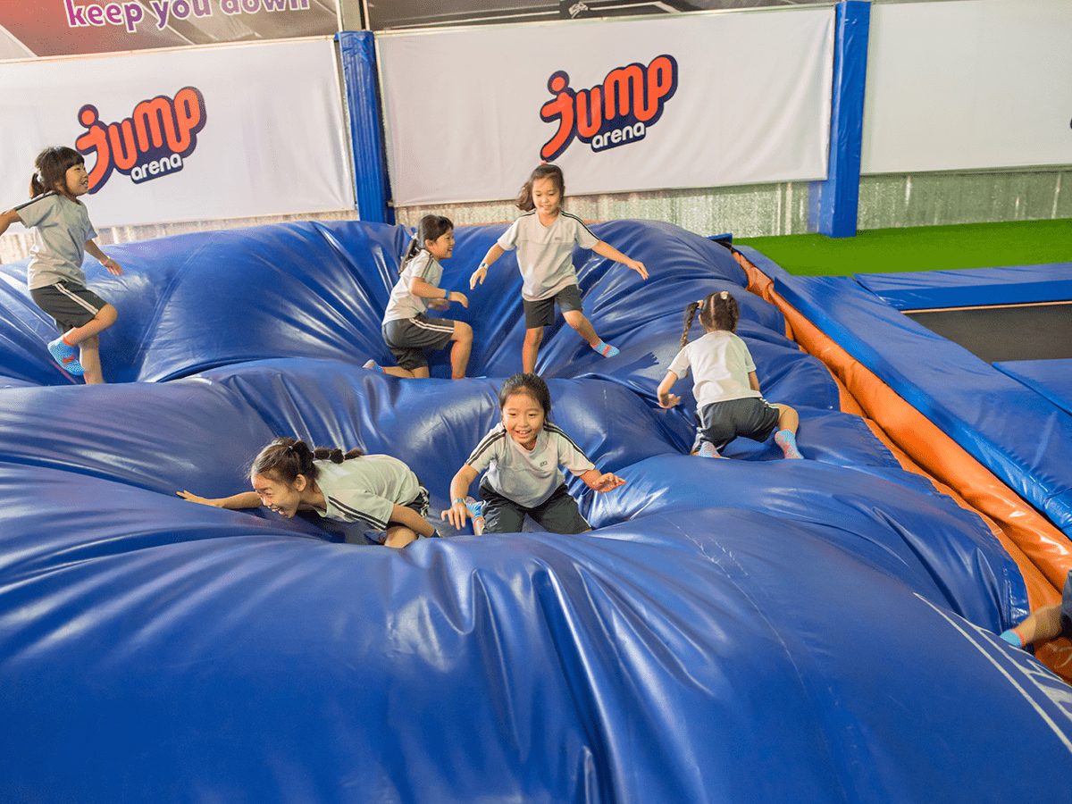 Túi khí khổng lồ (airbag) cho khu vui chơi: Hướng dẫn A–Z 2 Trẻ em nhảy xuống túi khí khổng lồ tại công viên giải trí
