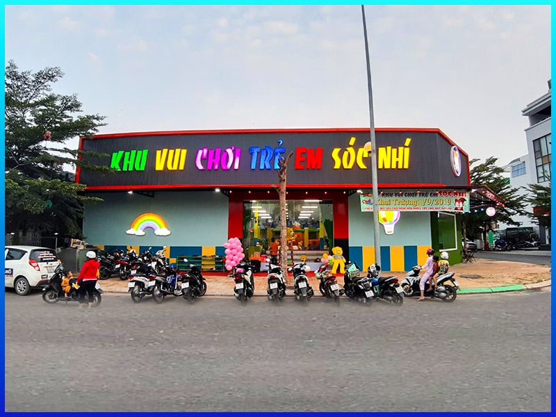 bien quang cao khu vui choi tu y tuong den thi cong content image