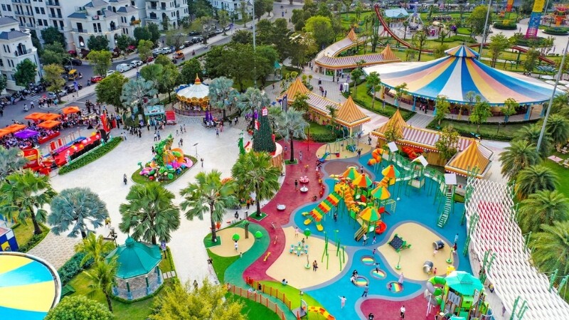 Công viên có khu vui chơi: Tiêu chí thiết kế, thi công và vận hành ở TP.HCM 2 Trẻ em chơi tại khu playground công viên đô thị