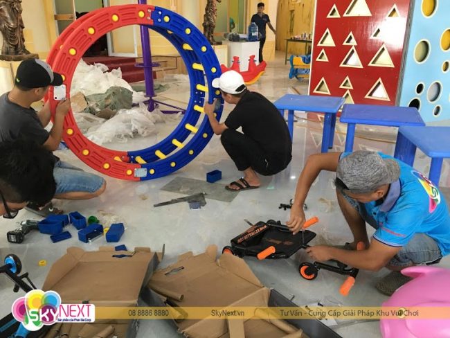 Thi công lắp đặt khu vui chơi trong nhà: checklist an toàn cho chủ đầu tư 2 Thi công lắp đặt khu vui chơi trong nhà với sàn giảm chấn và nhân viên kiểm tra