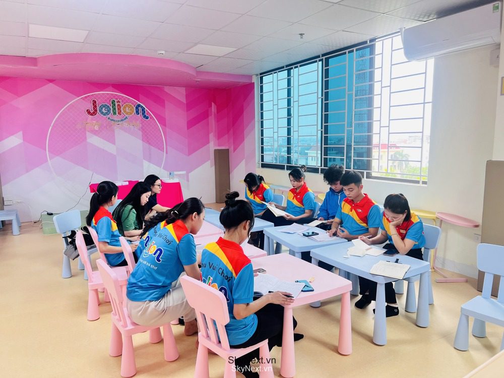 Tuyển và đào tạo nhân viên khu vui chơi: khung & quy trình 2 Nhân viên khu vui chơi hướng dẫn trẻ em